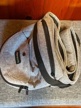 Tushbaby Kids Light Grey hip carrier with Multiple Zip Pockets. Smoke free home.